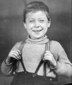 Boy with suspenders in 1904, First Suspenders LCCN2002723369 (cropped)
