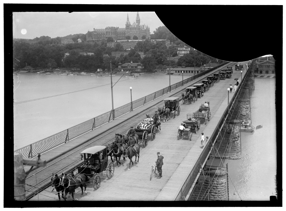 BOYD, CHARLES T., CAPTAIN, 10TH CAVALRY, U.S.A. HIS FUNERAL CROSSING GEORGETOWN BRIDGE LCCN2016867406
