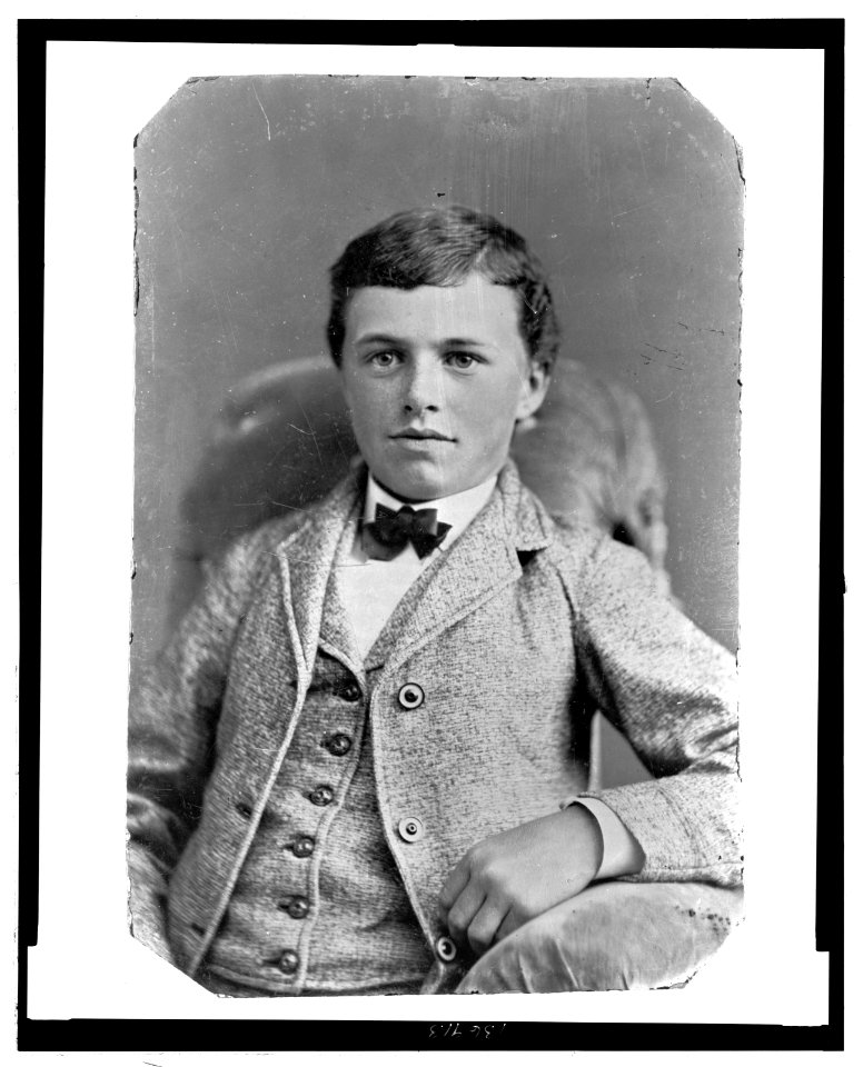 Boy, seated, frontal LCCN2006688323