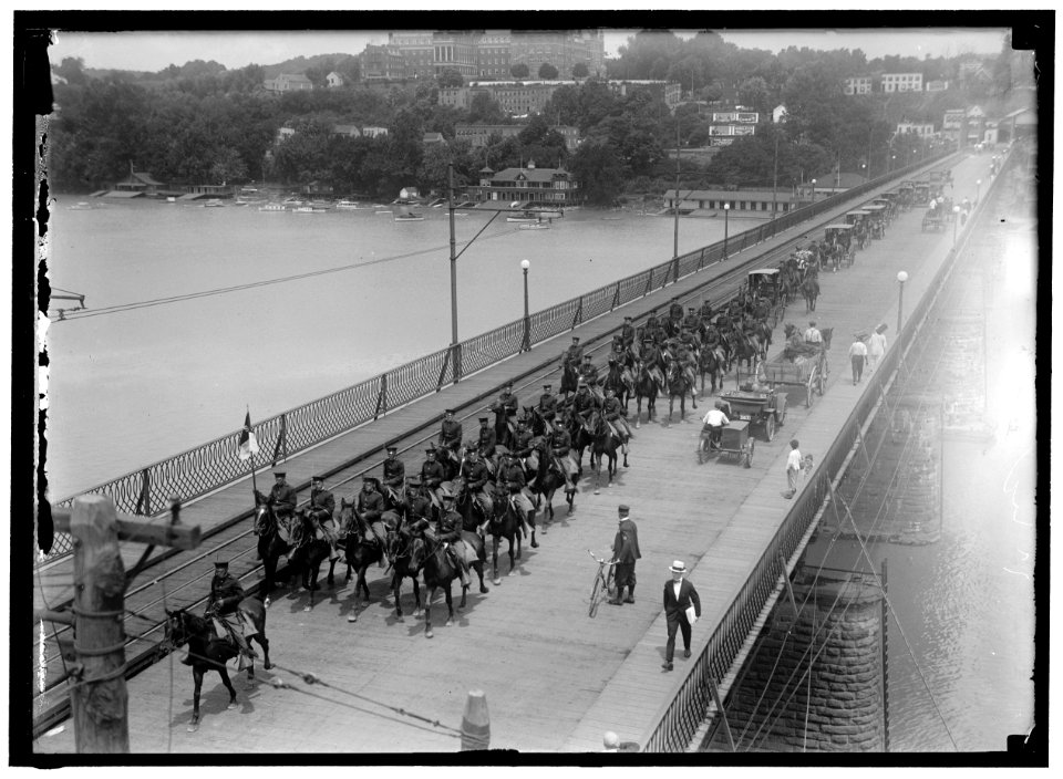 BOYD, CHARLES T., CAPTAIN, 10TH CAVALRY, U.S.A. HIS FUNERAL CROSSING GEORGETOWN BRIDGE LOC hec.02576