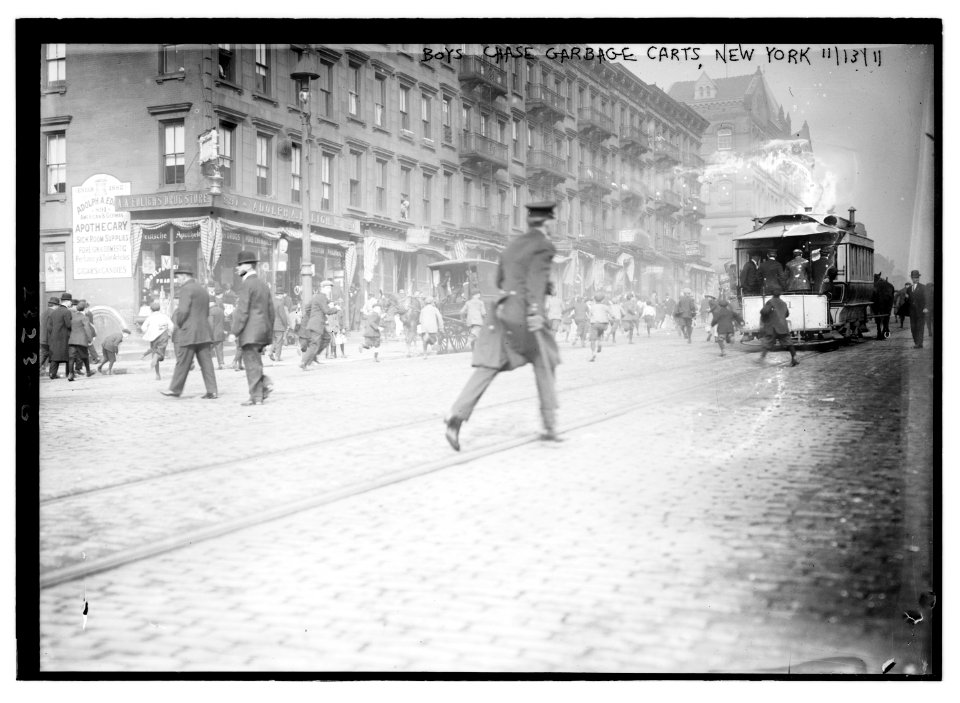 Boys chase garbage carts, New York, 1911 LCCN2014689876