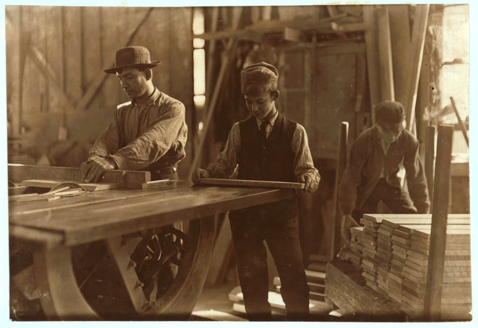 Boys taking away from saws and brading. Schultze, Waltman & Co. Planing Mill Evansville, Ind. LOC nclc.04468