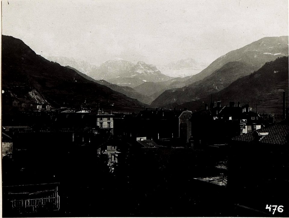 Bozen, Blick vom Landesverteidigungskommando auf Rosengarten und Ritten. (BildID 15580147)