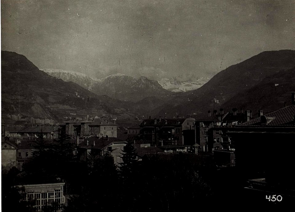 Bozen, Blick vom Landesverteidigungskommando auf Rosengarten und Ritten. (BildID 15580126)