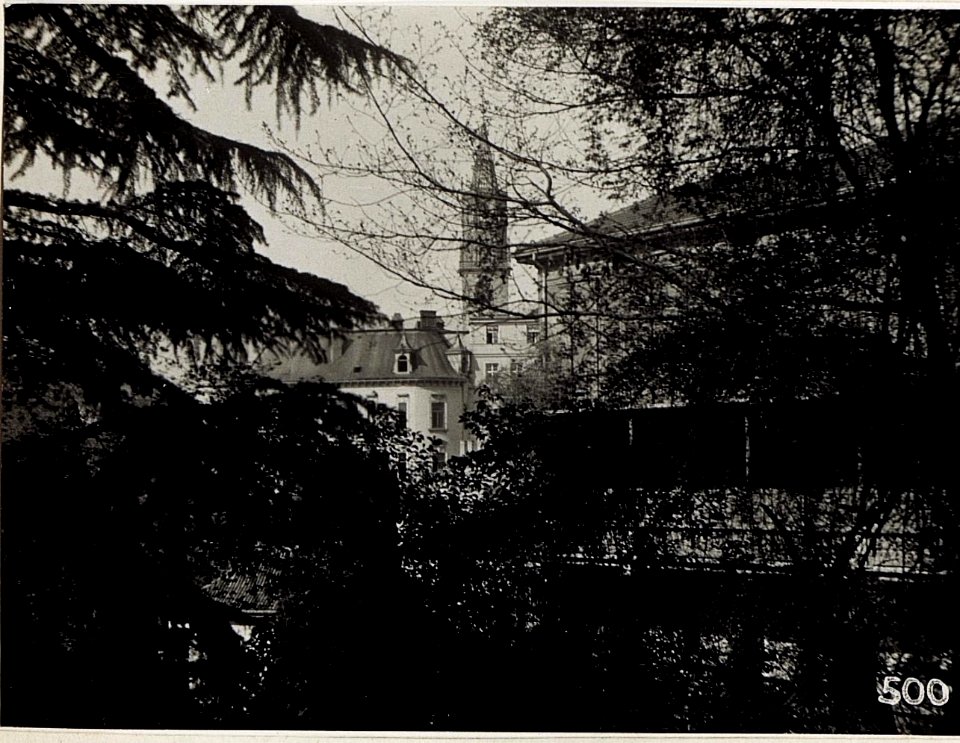 Bozen, Blick vom Landesverteidigungskommando gegen die Stadtkirche. (BildID 15580161)