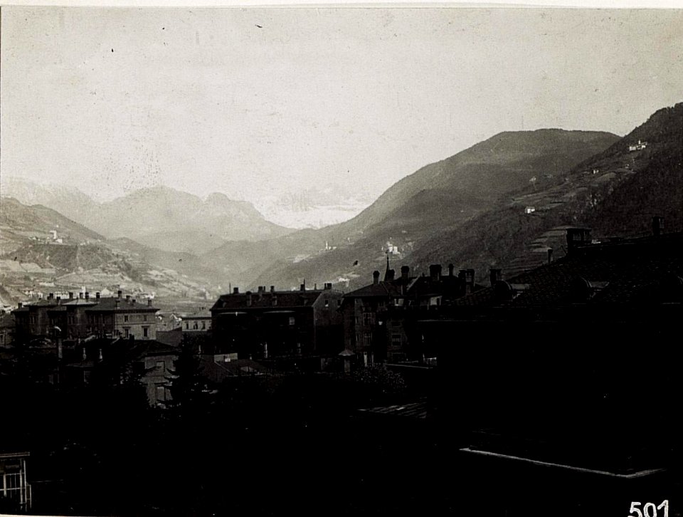 Bozen, Blick vom Landesverteidigungskommando auf Rosengarten und Ritten. (BildID 15580168)