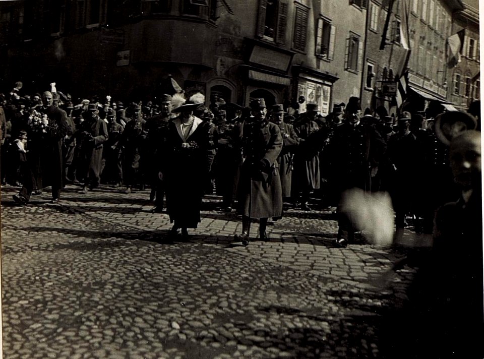 Bozen, Kaiserpaar geht zu Fuss die Stadt zur Domkirche. (BildID 15583899)