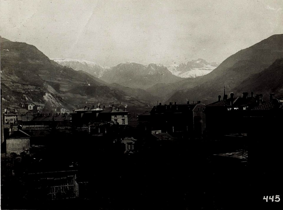 Bozen, Blick vom Landesverteidigungskommando auf Rosengarten und Ritten. (BildID 15580133)