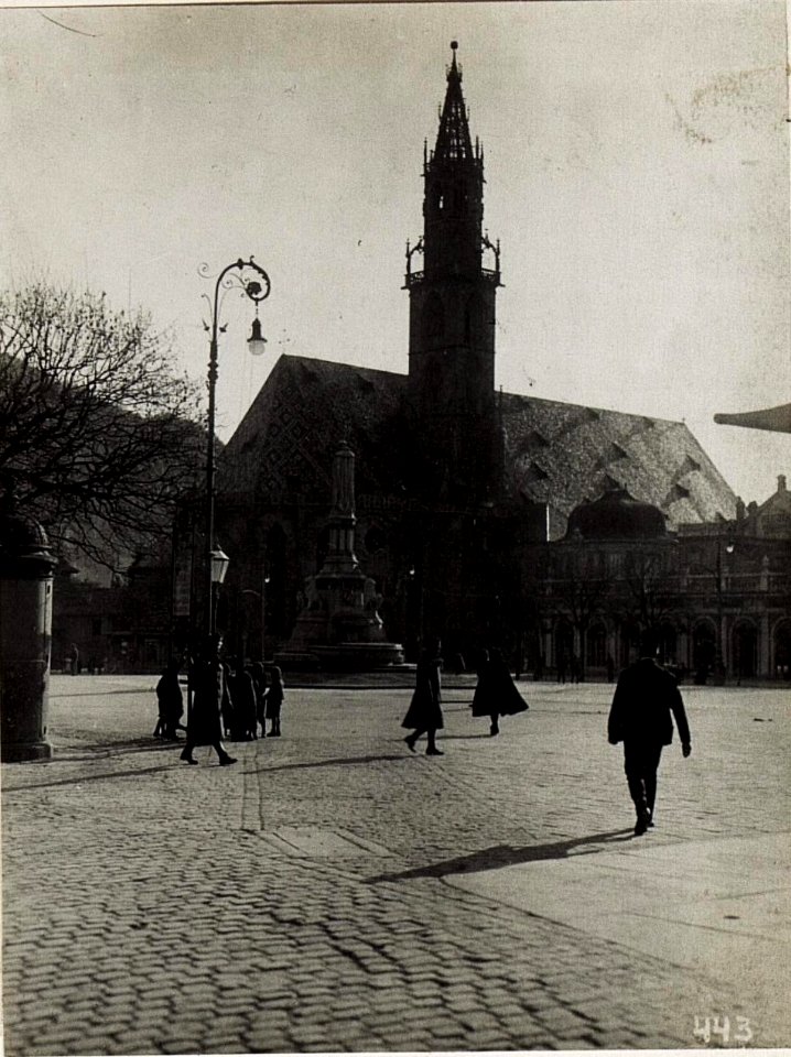 Bozen, Walterplatz mit Kirche. (BildID 15580140)