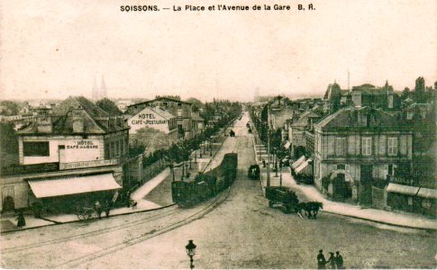 BR - SOISSONS - La Place et l'avenue de la Gare
