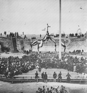 Brady, Mathew B. - Hochziehen der Fahne bei Fort Sumter (Zeno Fotografie)