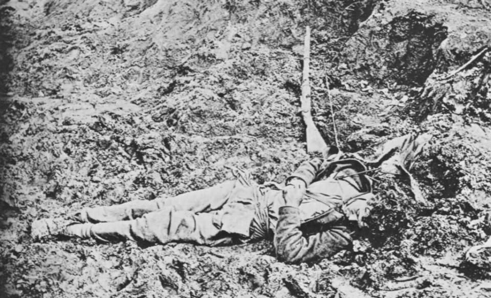 Brady, Mathew B. - Tote konföderierte Soldaten in einem Graben bei Petersburg (Zeno Fotografie)