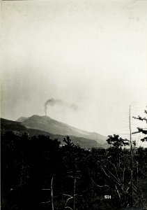 Brand eines Sprengmitteldepots auf dem Bergrücken, durch österreichischen Volltreffer am 17.5.1916. (BildID 15587511)