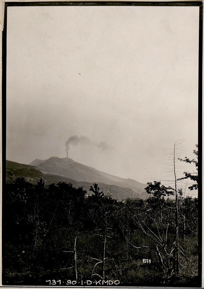 Brand eines Sprengmitteldepots auf dem Zugna Rücken durch österreichischen Volltreffer am 17.5.1916 (BildID 15731674)