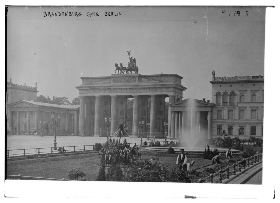 Brandenburg Gate, Berlin LCCN2014708144