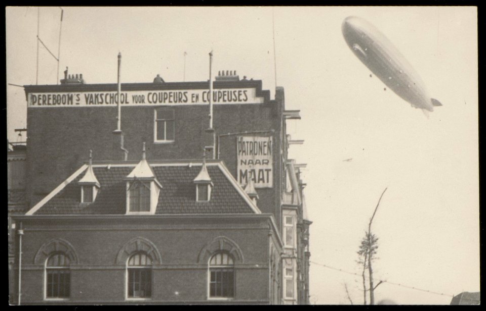 Brandweerkazerne, Rozengracht 238 gezien vanaf de brug over de Singelgracht met rechts boven een Zeppelin, Afb PBKD00086000003