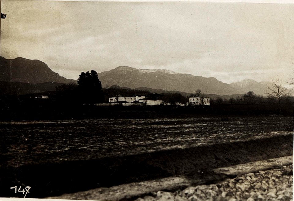 Brandruinen an der Strasse nach Vora. (BildID 15573126)
