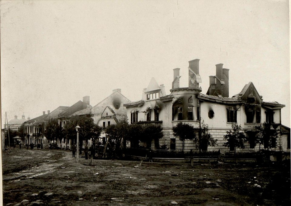 Brandruinen in Podhajce 1917. (BildID 15532773)