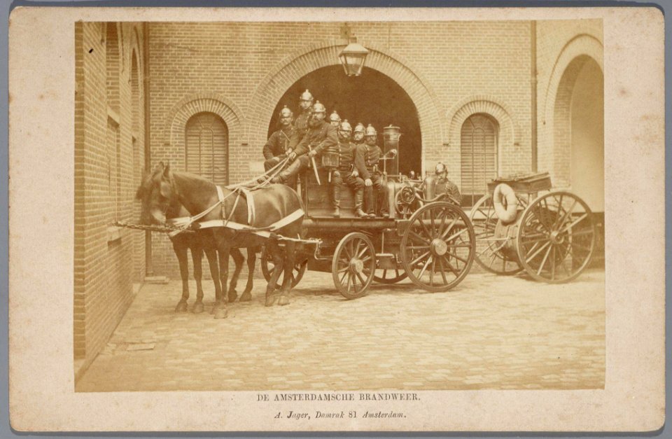 Brandweerlieden op een bluswagen van de Amsterdamsche Brandweer, op de binnenplaats van de Hoofdwacht Prinsengracht 237-001