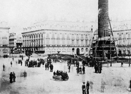 Braquehais, Auguste Bruno - Aufnahme vor dem Sturz der Säule auf dem Place Vendôme am 16. Mai 1871 (Zeno Fotografie)