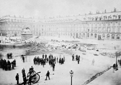 Braquehais, Auguste Bruno - Aufnahme nach dem Sturz der Säule auf dem Place Vendôme am 16. Mai 1871 (Zeno Fotografie)