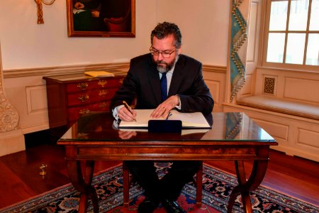Brazilian Foreign Minister Araújo Signs Secretary Pompeo's Guestbook - 40033887333