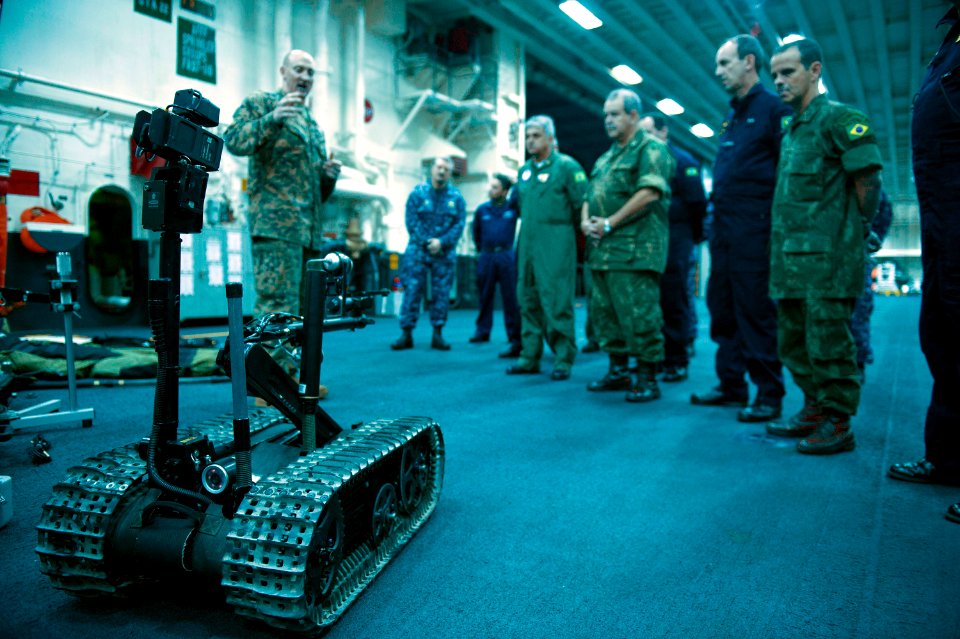 Brazilian VIPs tour USS America 140804-N-LD343-009