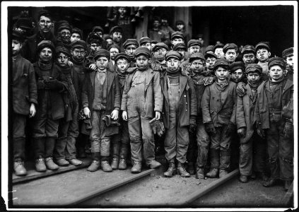 Breaker boys working in Ewen Breaker. S. Pittston, Pa. - NARA - 523380