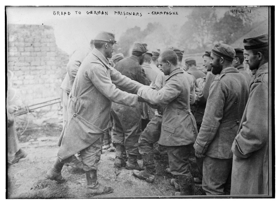 Bread to German prisoners, Champagne LCCN2014706229