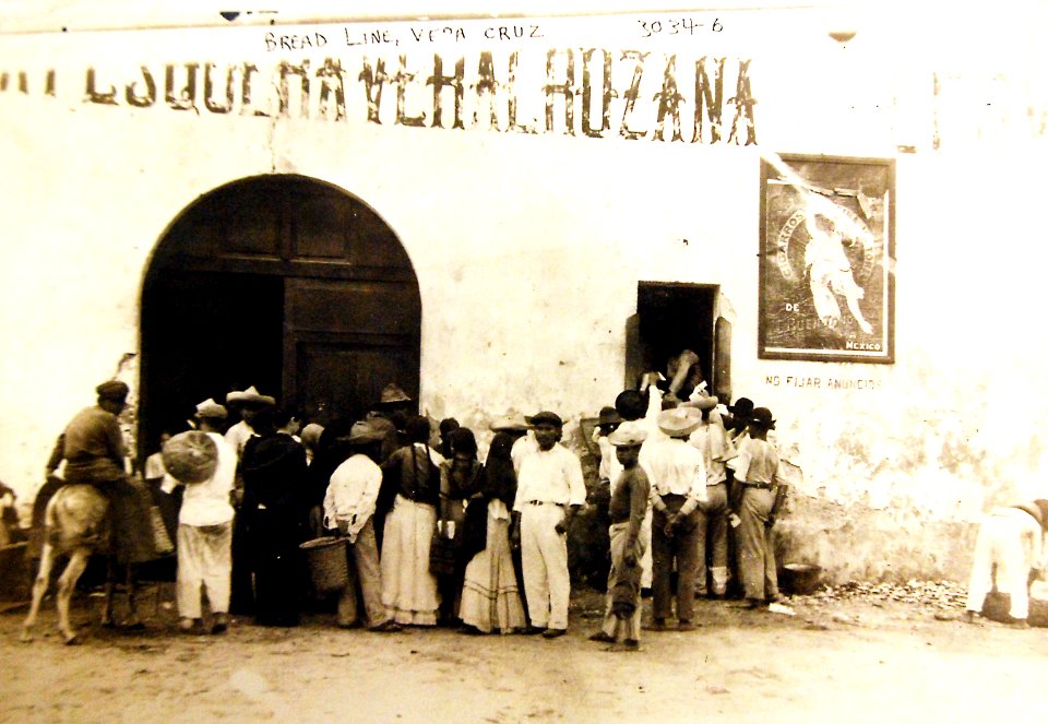 Breadline, Veracruz Intervention, April 1914 (26680979184)