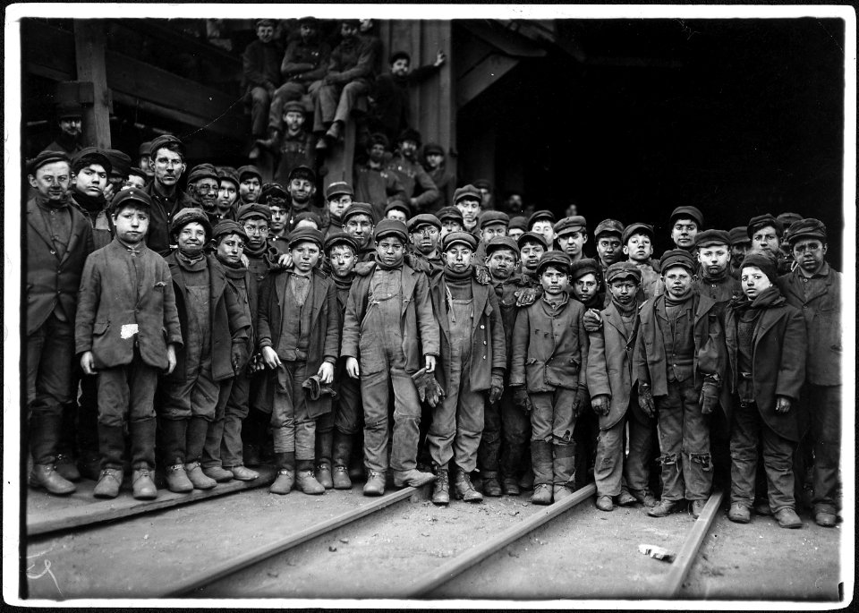 Breaker boys working in Ewen Breaker. S. Pittston, Pa. - NARA - 523381