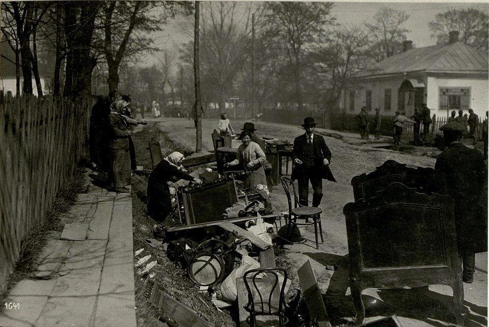 Brennende Häuser, Bergung von Mobilien. (13-IV.1918.) (BildID 15715484)