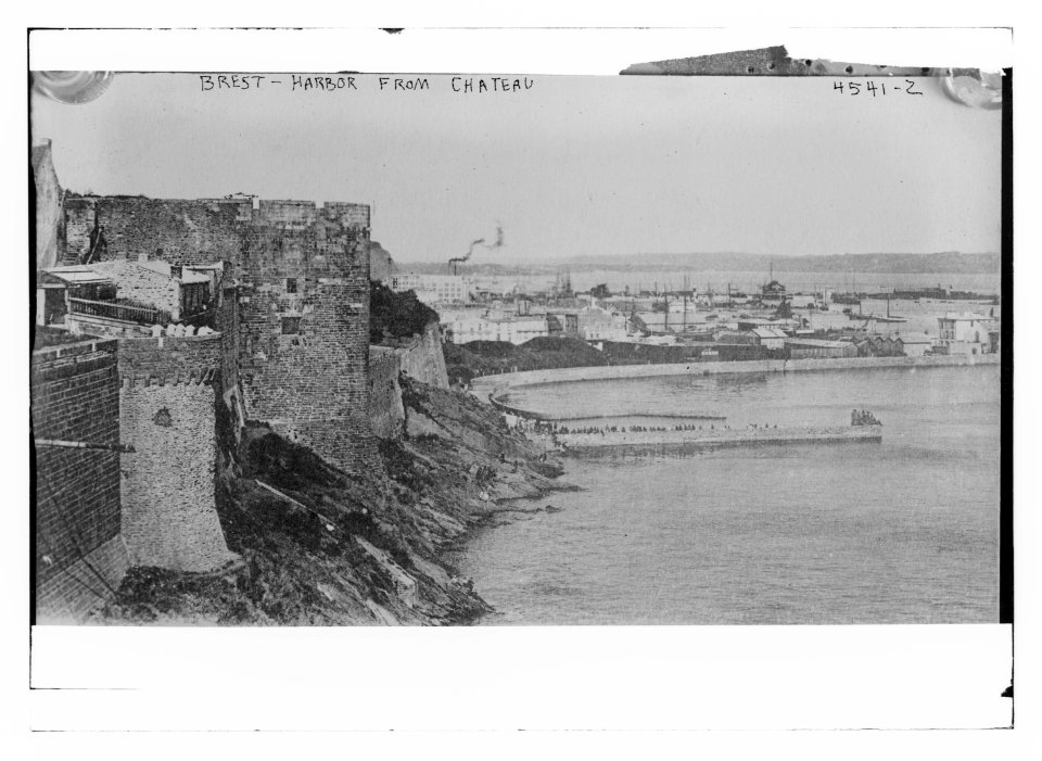 Brest - Harbor from Chateau LCCN2014706691