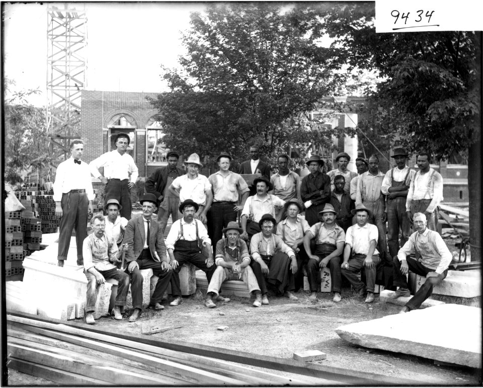 Bricklayers at Alumni Library construction site 1909 (3200524918)