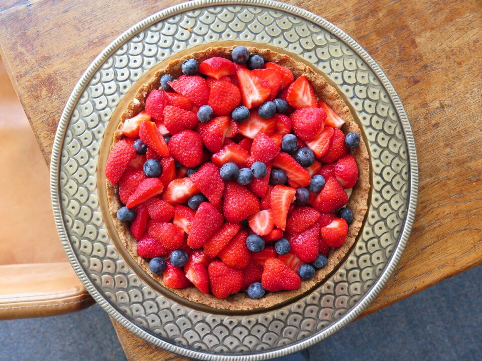 Cake strawberries circle