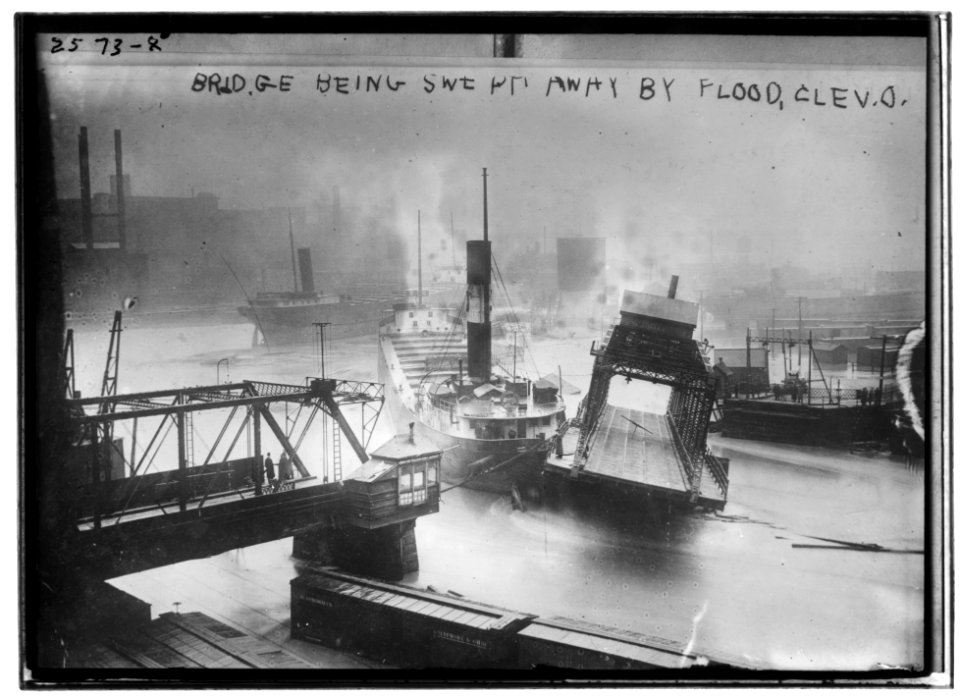 Bridge being swept away by flood, Clev(eland), O(hio) LCCN97519120