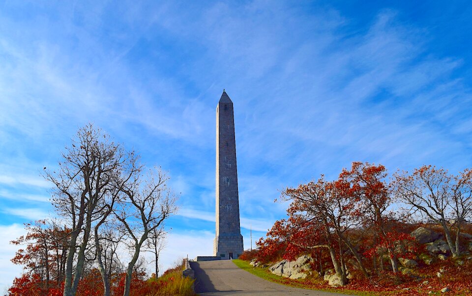 Monument foliage red photo