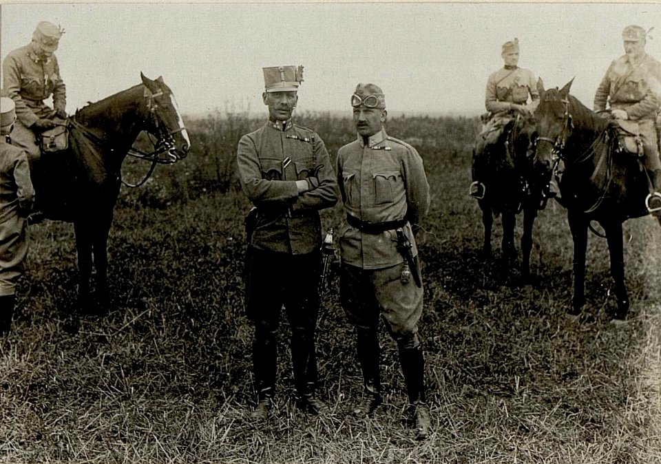Brigadekommandant Oberst Freiherr von Spiegelfeld, Kommandant einer Kavalleriebrigade und Rittmeister Graf Walderdorff am 24.8.1916 beim Besuch Erzherzogs Karl (BildID 15549908)