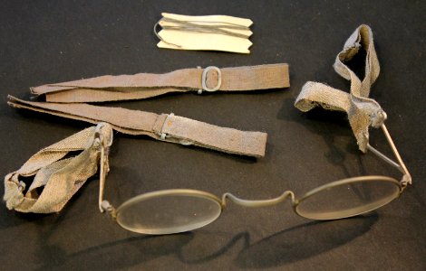 Brille, die unter einer Gasmaske getragen werden konnte., item 1