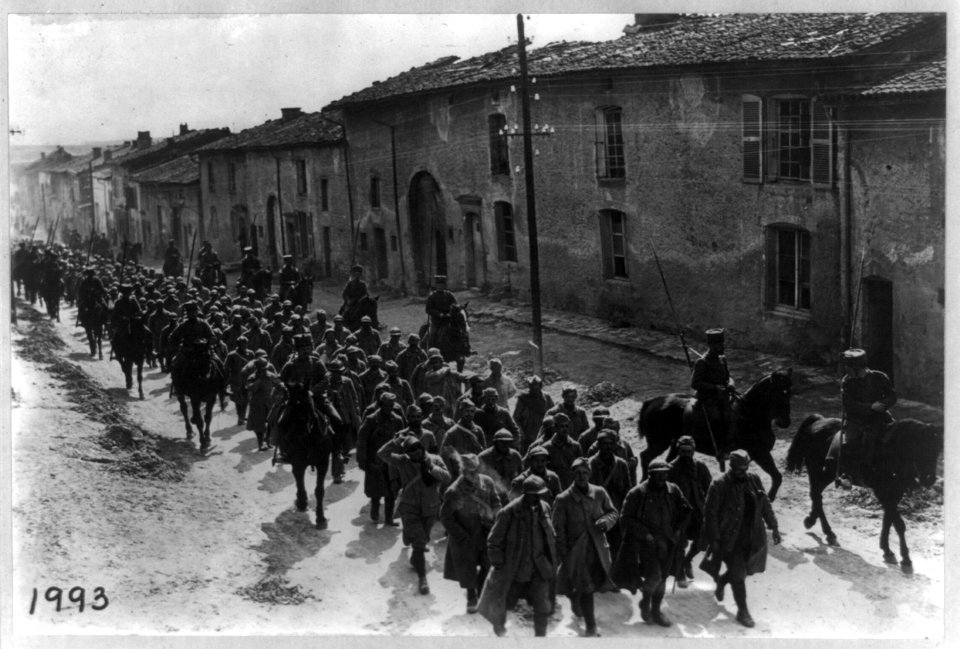 Bringing in French prisoners in a suburb of Verdun, World War 1914-1918 LCCN2002707276