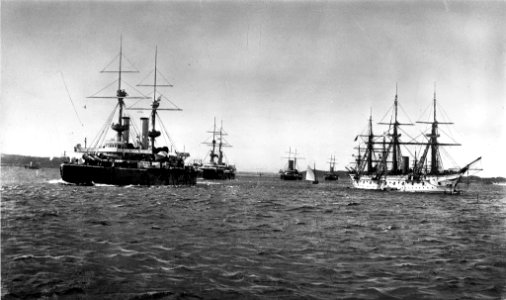 Brit. Geschwader mit den Linienschiffes ROYAL SOVEREIGN, EMPRESS OF INDIA, REPULSE und RESOLUTION (Kiel 55.387)