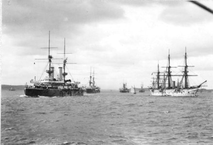 Brit. Geschwader mit den Linienschiffes ROYAL SOVEREIGN, EMPRESS OF INDIA, REPULSE und RESOLUTION (Kiel 71.175)