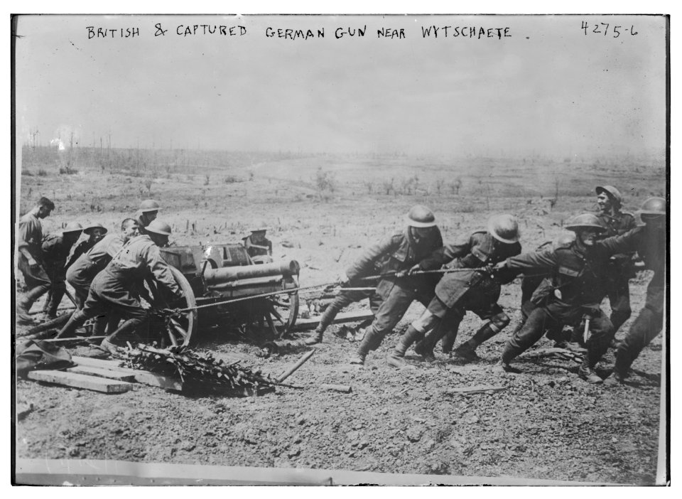 British & captured German Gun near Wytschaete LCCN2014705113