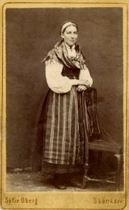 Brita Olsdotter. Ung flickas dräkt vid bröllop. 1874 - Nordiska Museet - NMA.0042874