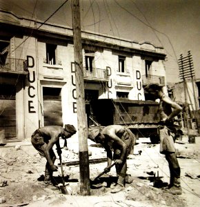 British and Italian soldiers work to restore communication facilities, Sicily, 1943 (23935035183)