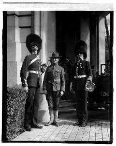 British and American Guard LCCN2016827214
