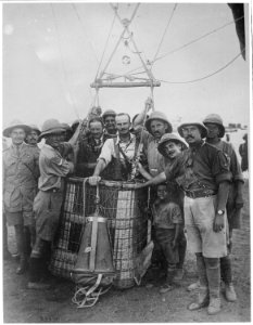 British balloon observer ready to make an ascension in Mesopotamia. Practically all the members of this crew are... - NARA - 533475