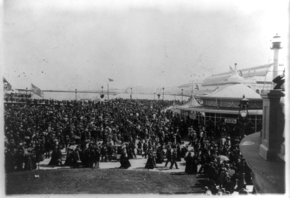 British Day crowds crossing bridge at World's Columbian Exposition, Chicago, Ill. LCCN89712081