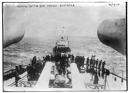 British battleship towing destroyer LCCN2014705116