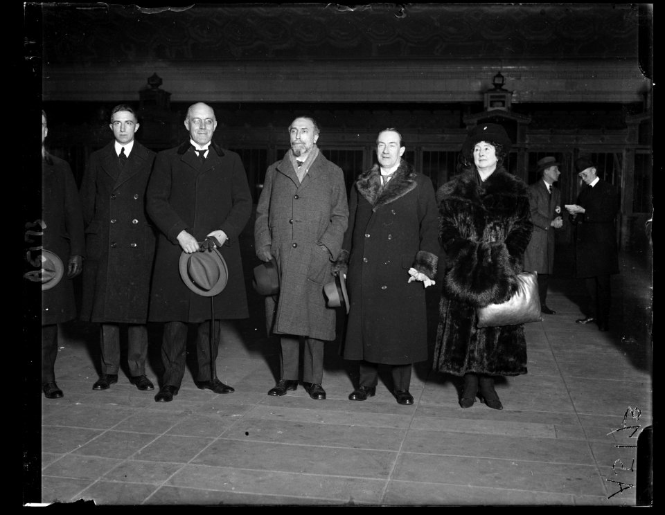 British group at Union Station (Sir Auckland Geddes, 2nd from left. Washington, D.C.) LCCN2016891935